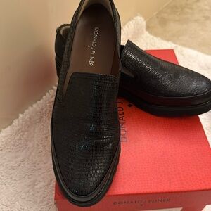 Donald Pliner Coco Loafer. Black Crackle Lux size 8.5